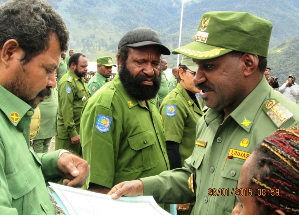 BUPATI PUNCAK BAGIKAN DPA TA 2015 KEPADA SKPD