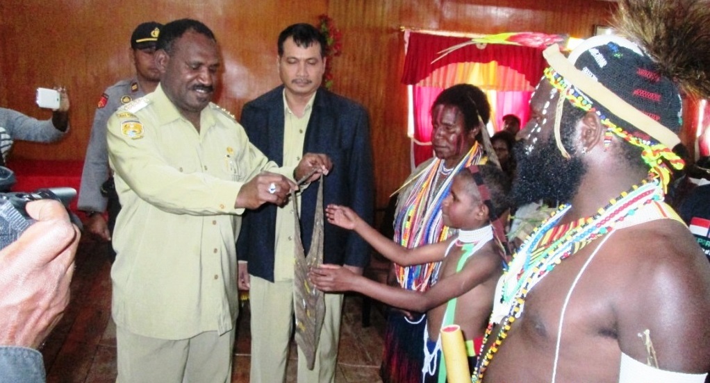 BUPATI PUNCAK LANTIK DEWAN KESENIAN TANAH PAPUA PERIODE 2015 â€“ 2020