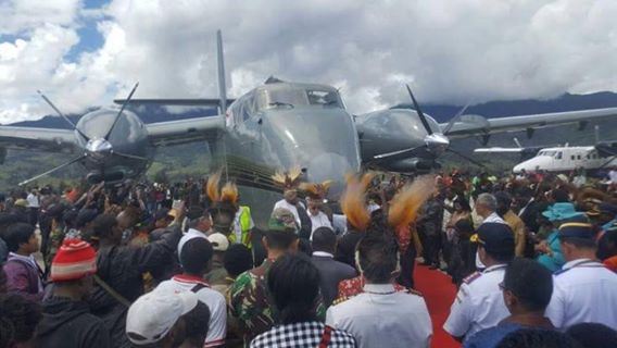 Setelah Ada  Pom Bensin, Kini Kabupaten Puncak Papua Punya Pesawat