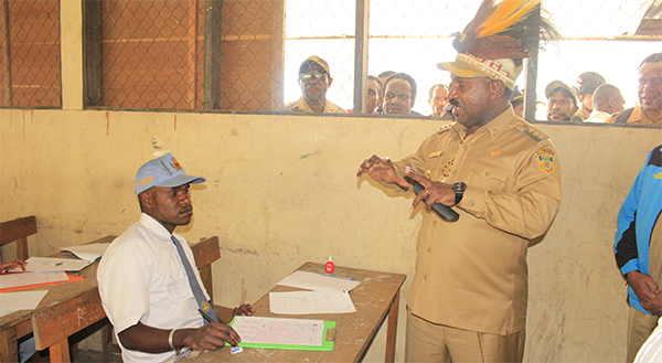 Bupati Pantau  UN di Distrik Sinak, Tidak temukan persoalan dalam UN tahun ini