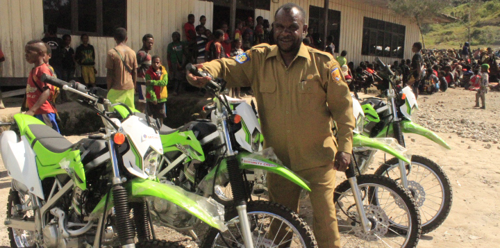 Bupati bantu 19 unit motor kepada masyarakat Distrik Sinak