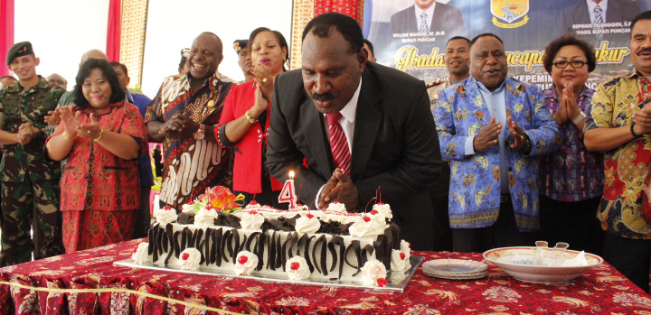 Willem Wandik: â€4 tahun membangun Puncak, saya akui karena campur tangan Tuhanâ€