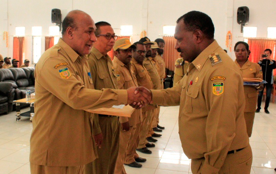 Bupati Puncak Serahkan DPA Kepada SKPD Tahun Anggaran 2017