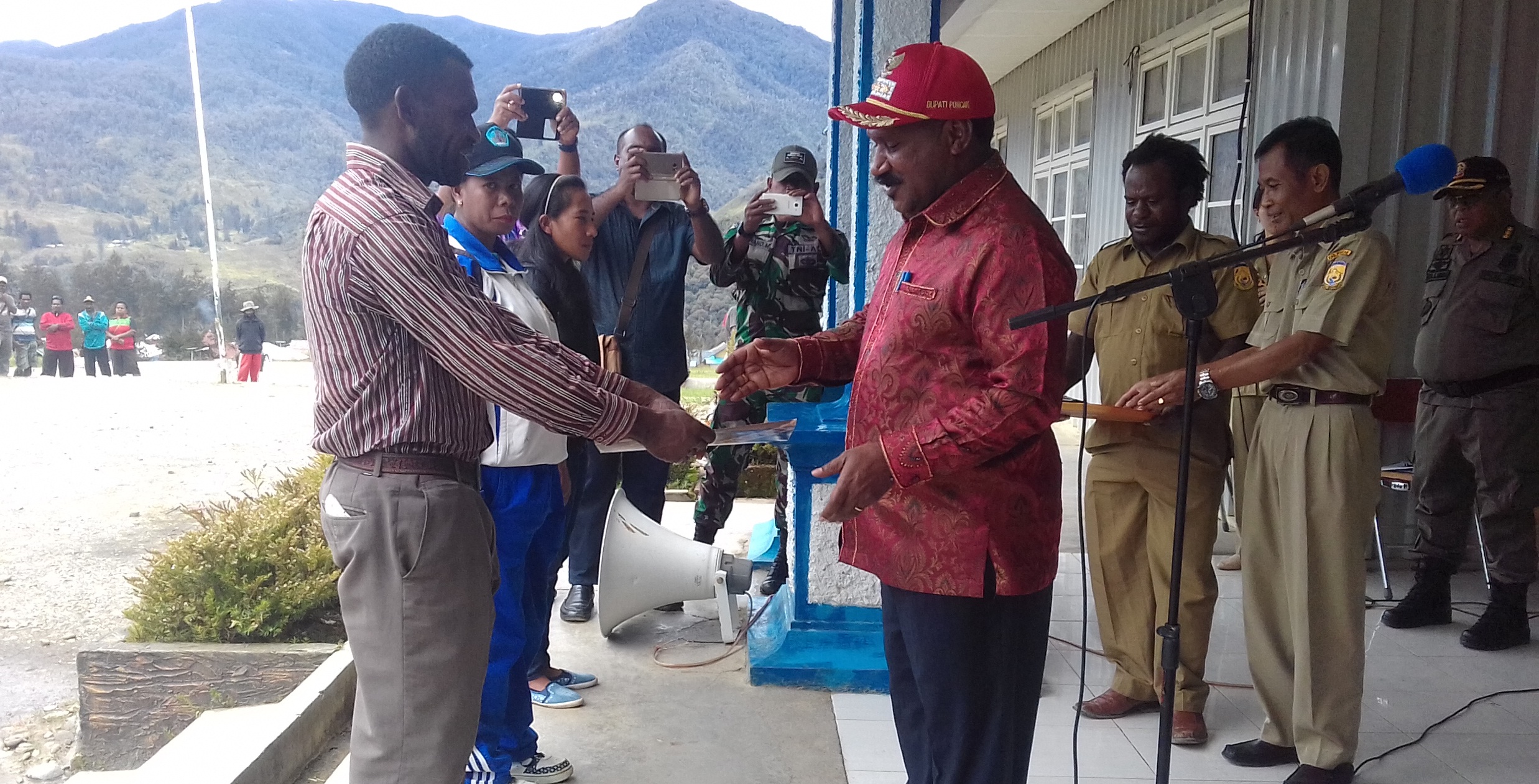 Bupati serahkan SK CPNS jalur umum dan K2 tahhun 2013