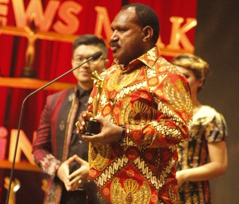 Willem Wandik Dinobatkan Sebagai Tokoh Pembangunan Infratruktur Daerah Tersisolir (Dalam Ajang INews Maker Award 2017)