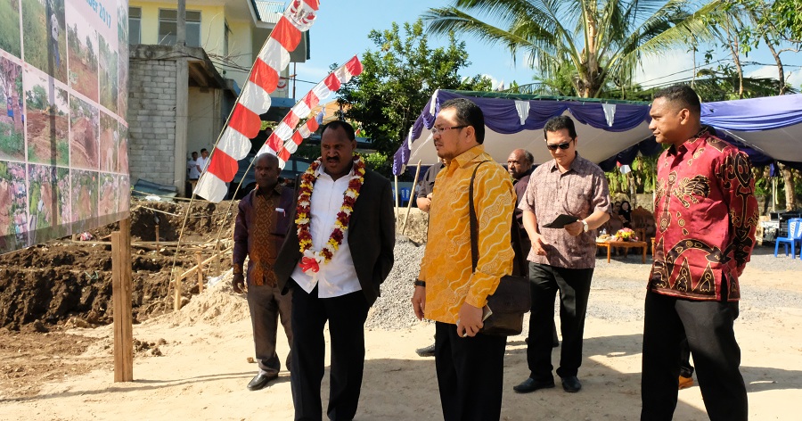Bupati Puncak Melakukan Peletakan Batu Pertama Pembangunan Asrama di Manado