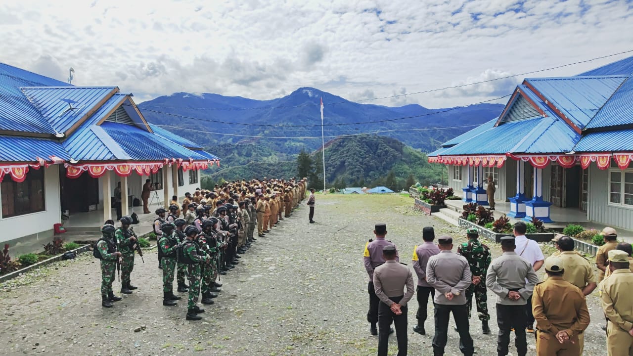 Penjabat Bupati Puncak  Ir, Darwin Tobing Saat Memimpin Apel di Halaman Kantor Bupati Puncak