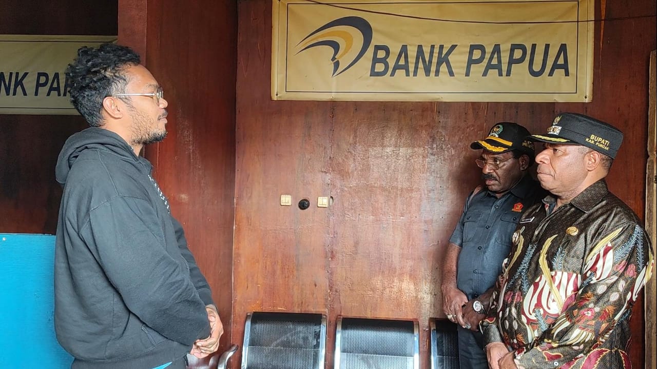 Tiba di Sinak, PJ Bupati Pucak kunjungi Bank Papua dan Pos TNI Serta Salurkan Beras Bagi Warga