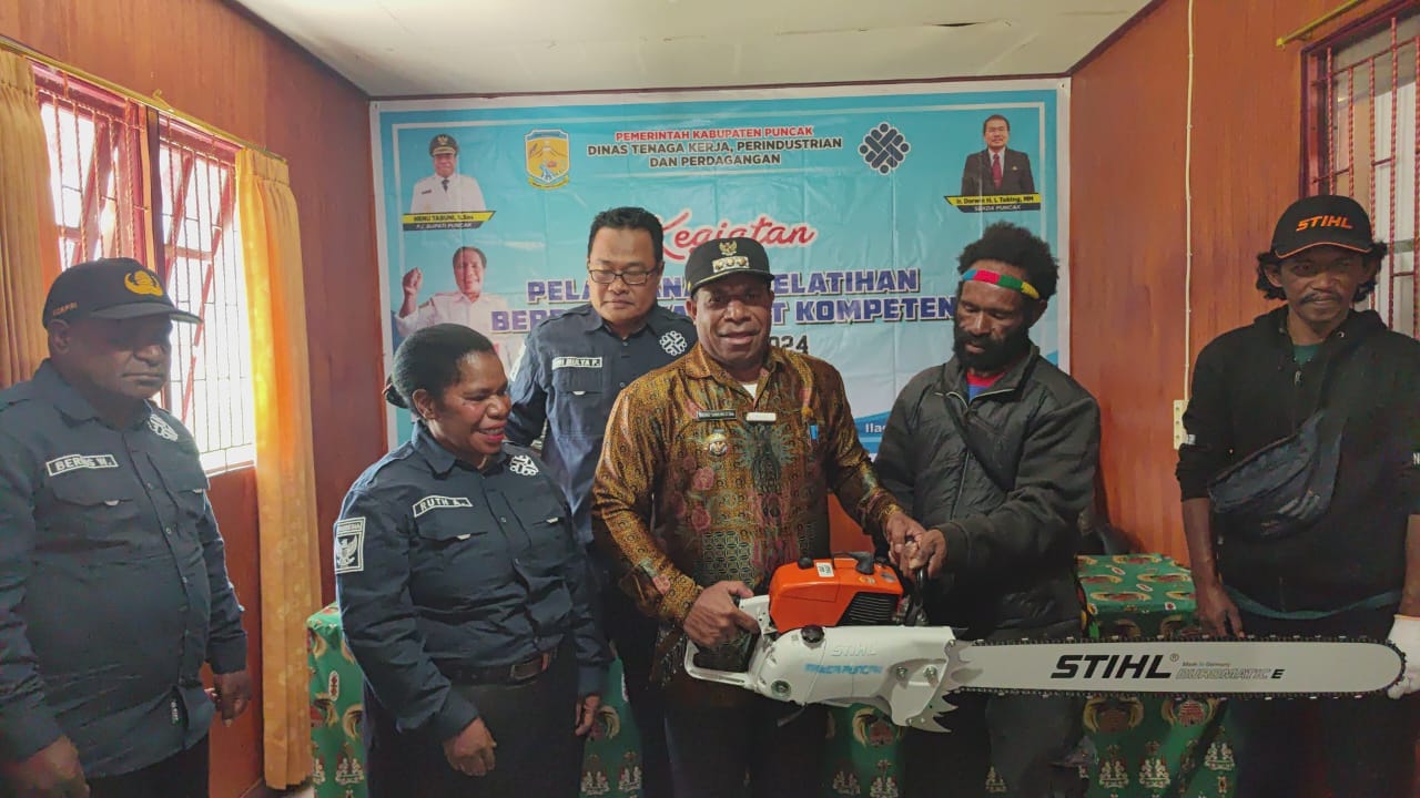 Jawab persoalan pengangguran di Puncak, Disnakerperindag kembali salurkan mesin senso bagi warga 