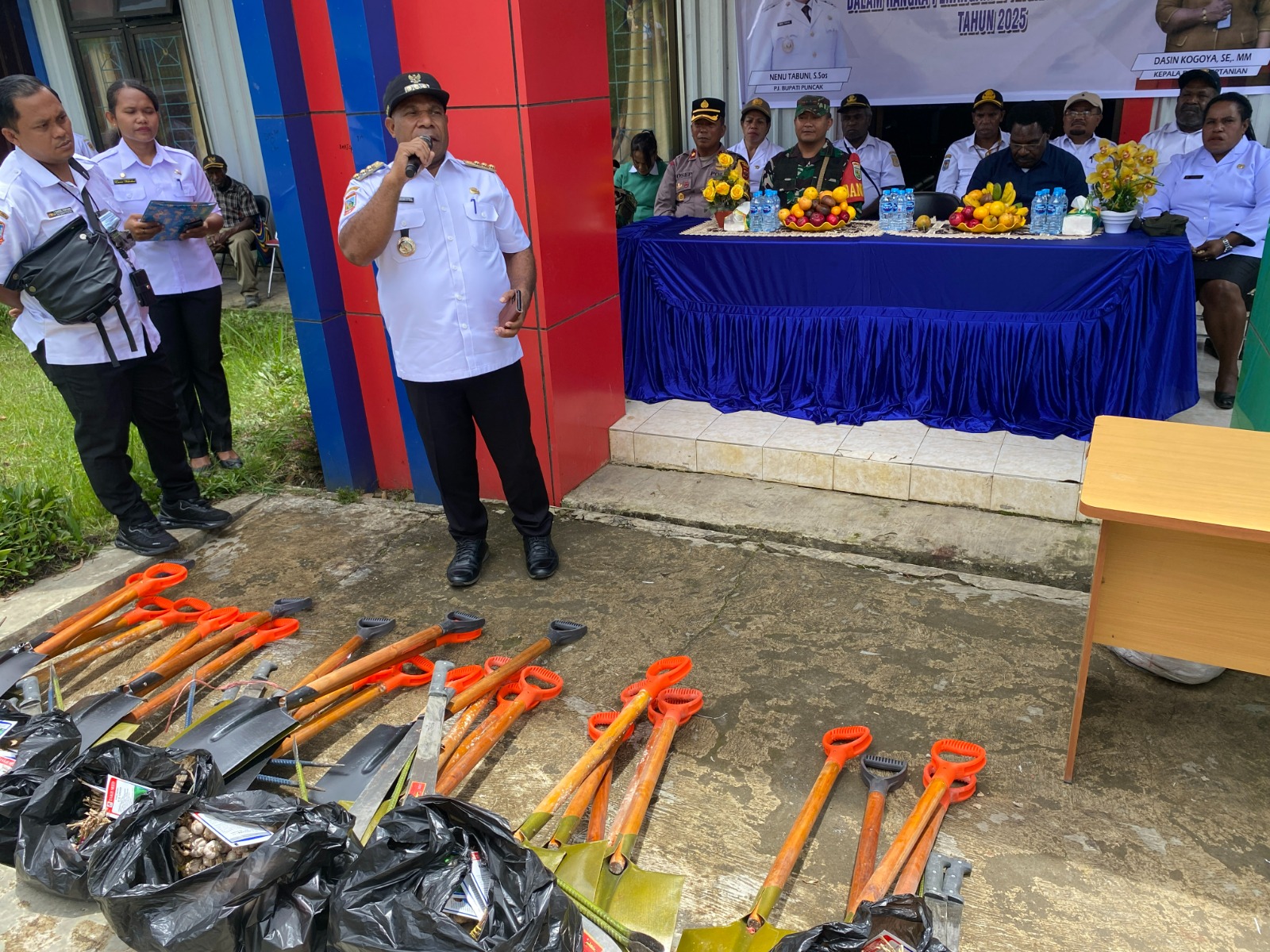 Dinas Pertanian Puncak kembali bagi bibit sayur dan peralatan pertanian bagi warga Distrik Amukia