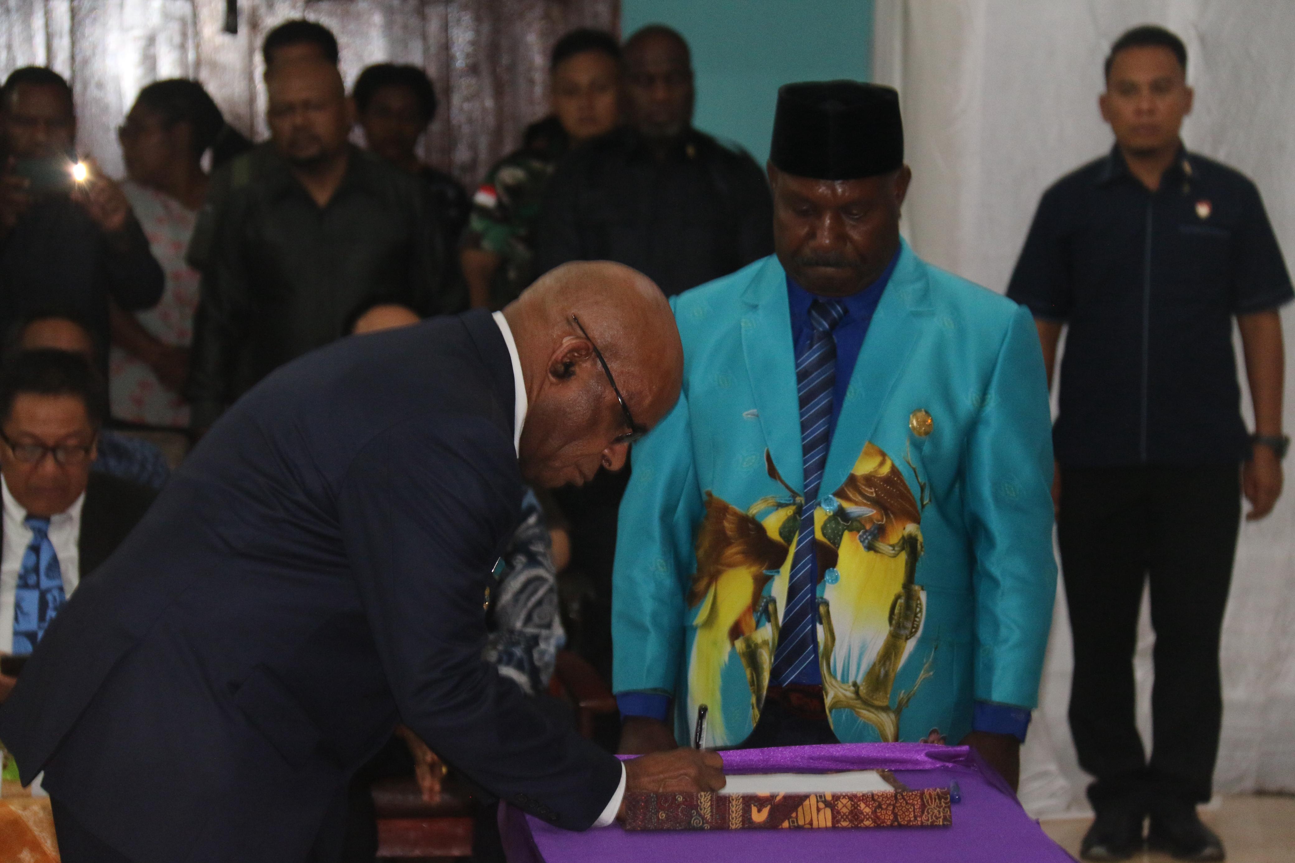 Bupati Elvis Tabuni: “Saya dan Bapak Gubernur Akan Ke Ilaga Letakkan Batu Pertama Kantor Bupati”