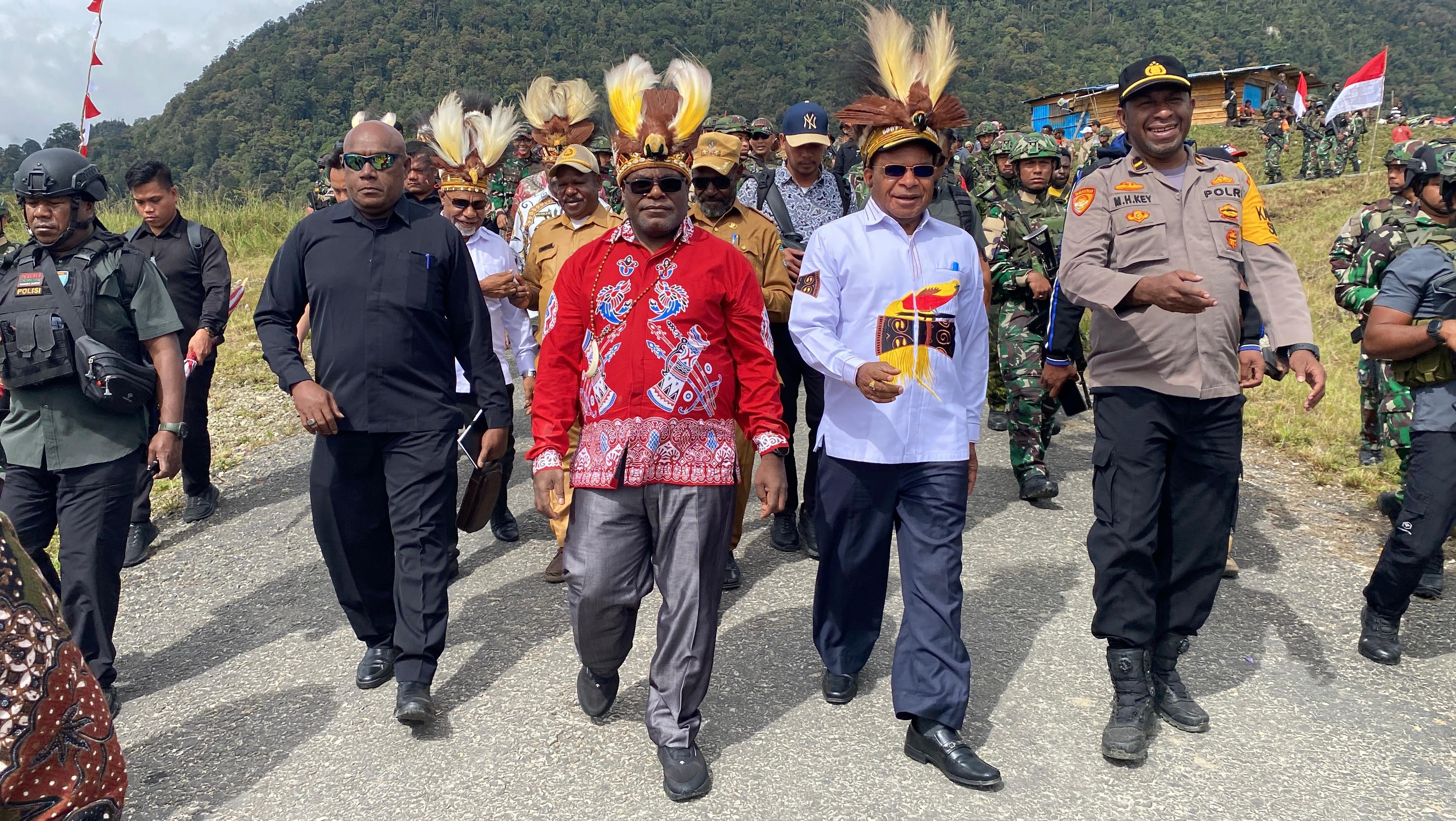 Gubernur Provinsi Papua Tengah Bantu Pengungsi di Kabupaten Puncak, Ajak Pulang Kampung