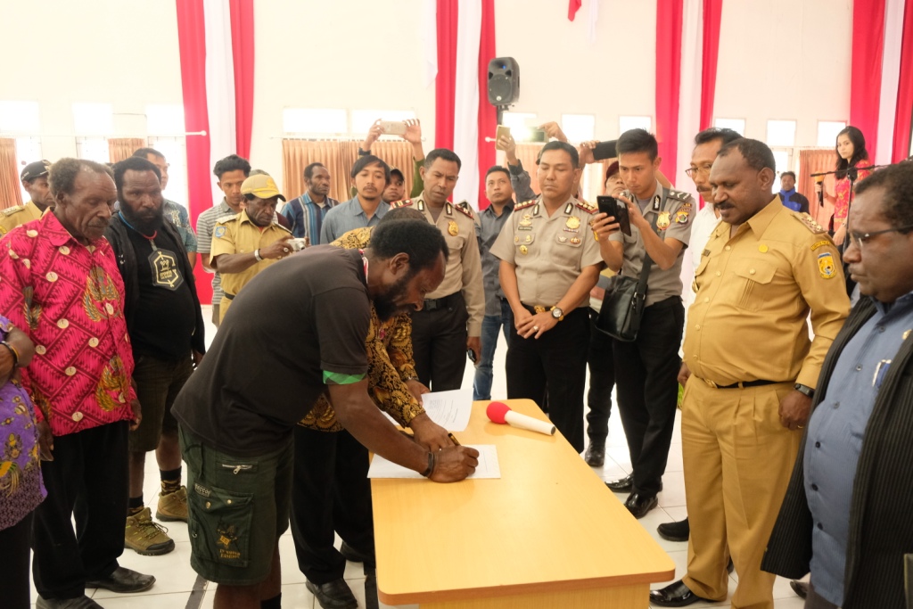 penandatanganan kesepakatan bersama Pilkada damai di Aula Negelar, Ilaga Kabupaten Puncak, Jumat (22/12),pecan lalu.