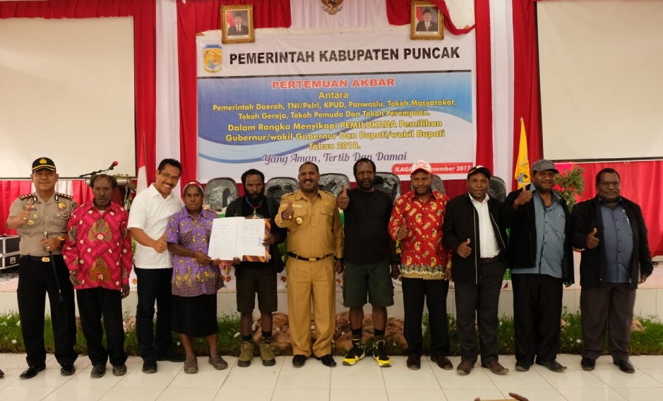 foto bersama elemen masyarakat terkait Pilkada damai di Kabupaten Puncak,2018, mendatang.