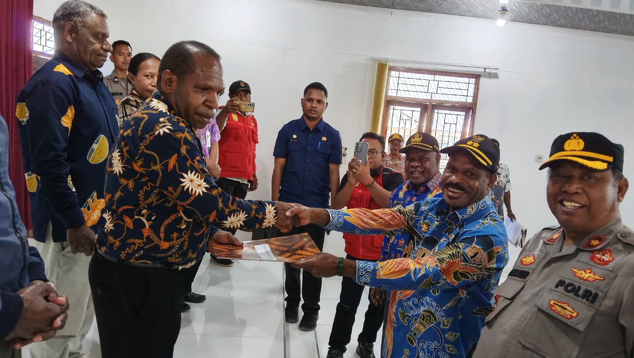 Wakil Bupati Puncak Serahkan Bantuan Keagamaan Bagi Hamba Tuhan