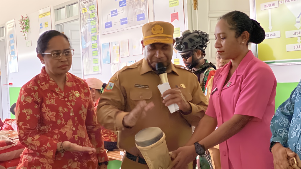 PKK, Dharma wanita, Bhayangkari dan Persit Kabupaten Puncak, gelar peduli kasih buat pengungsi Omukia