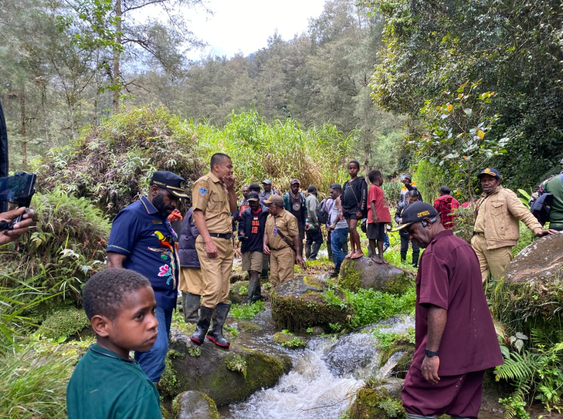 Di Kampung Tegolobak, DPRK Puncak Menerima Sumber Air Bersih Dari Pemilik Ulayat