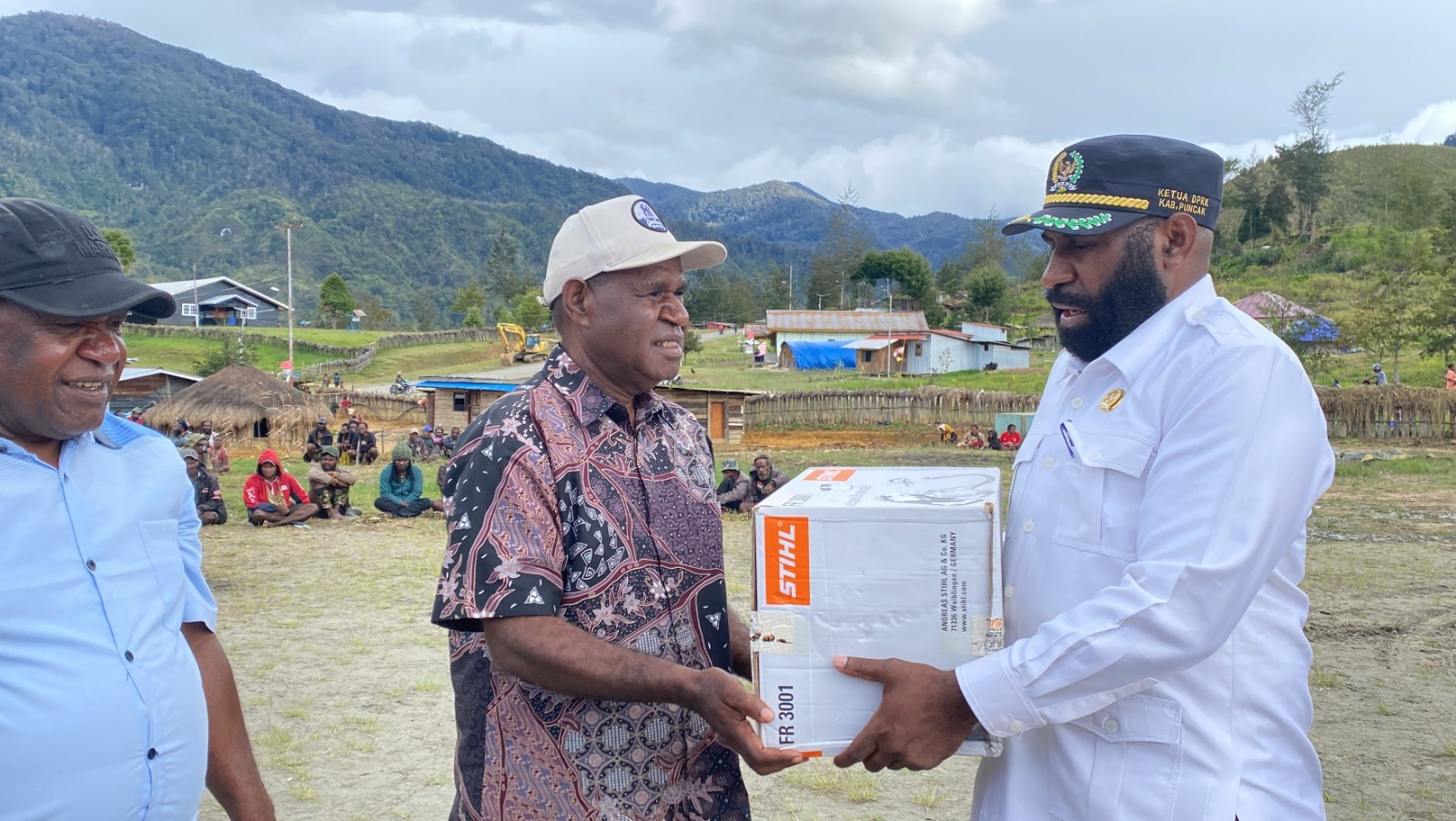 Serahkan Bantuan Mesin Potong Rumput, Ketua DPRK Puncak: “Semoga Pengungsi Segera Kembali Ke Kampung Halamannya”