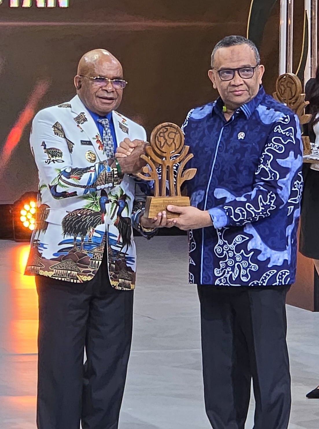 Bupati Elvis Tabuni Terima Penghargaan Anugerah Cita Negeri Dari Kompas TV