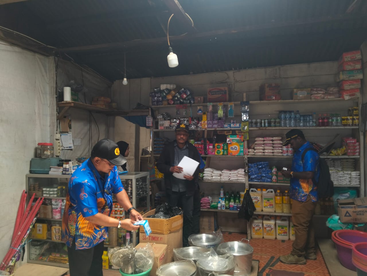 Disnakerperindag Puncak gelar sidak barang kadaluarsa dan Izin usaha