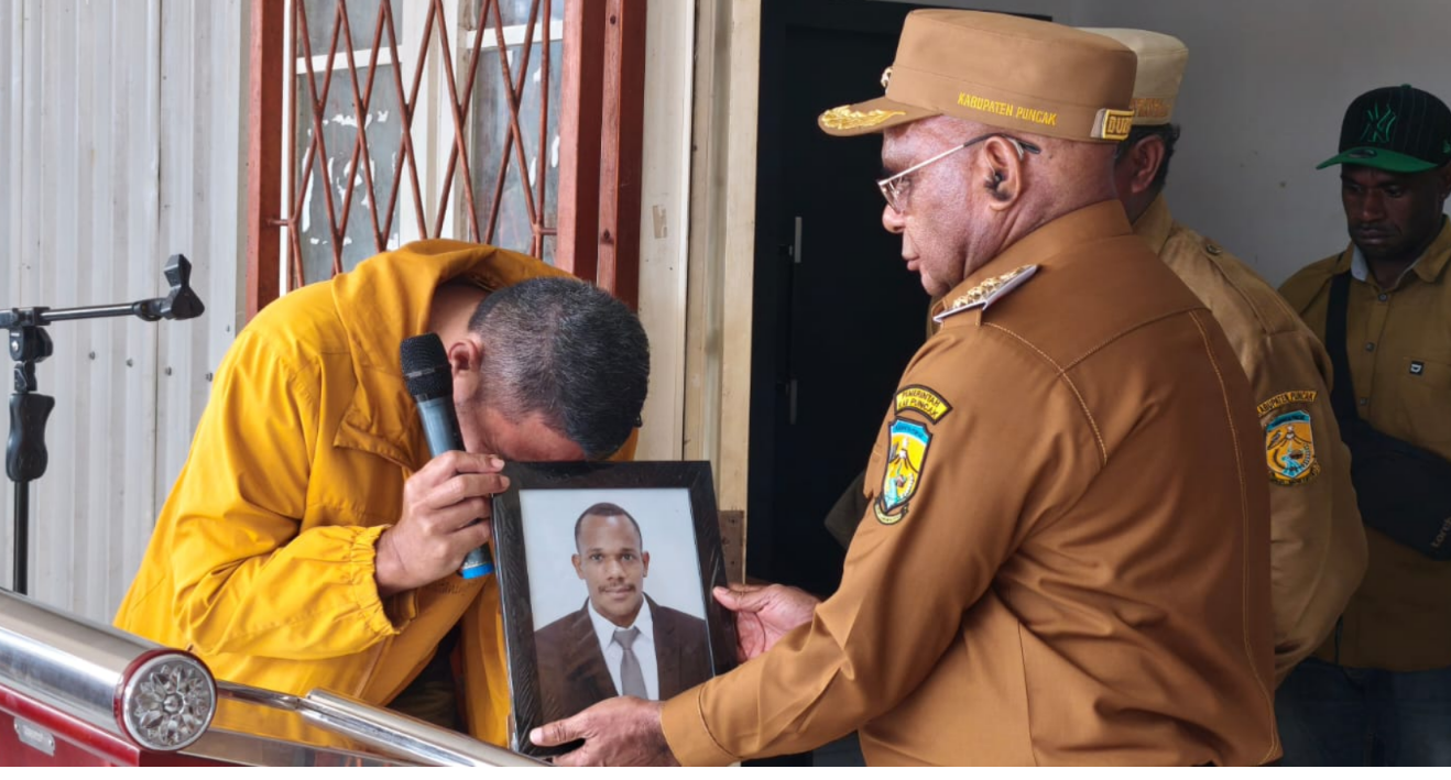 Pemda Puncak Serahkan Jenazah Penerima Beasiswa Puncak Cerdas kepada Keluarga