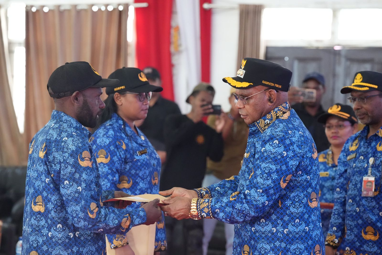 Resmi Jadi PNS Puncak, Bupati Elvis Tekankan Disiplin dan berikan pelayanan terbaik