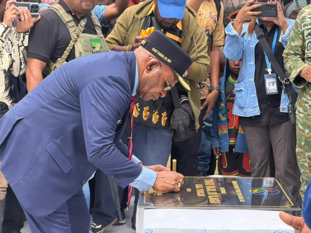 Bupati Puncak Resmikan Tugu Injil masuk di Ilaga, Warisan Iman untuk Generasi Mendatang