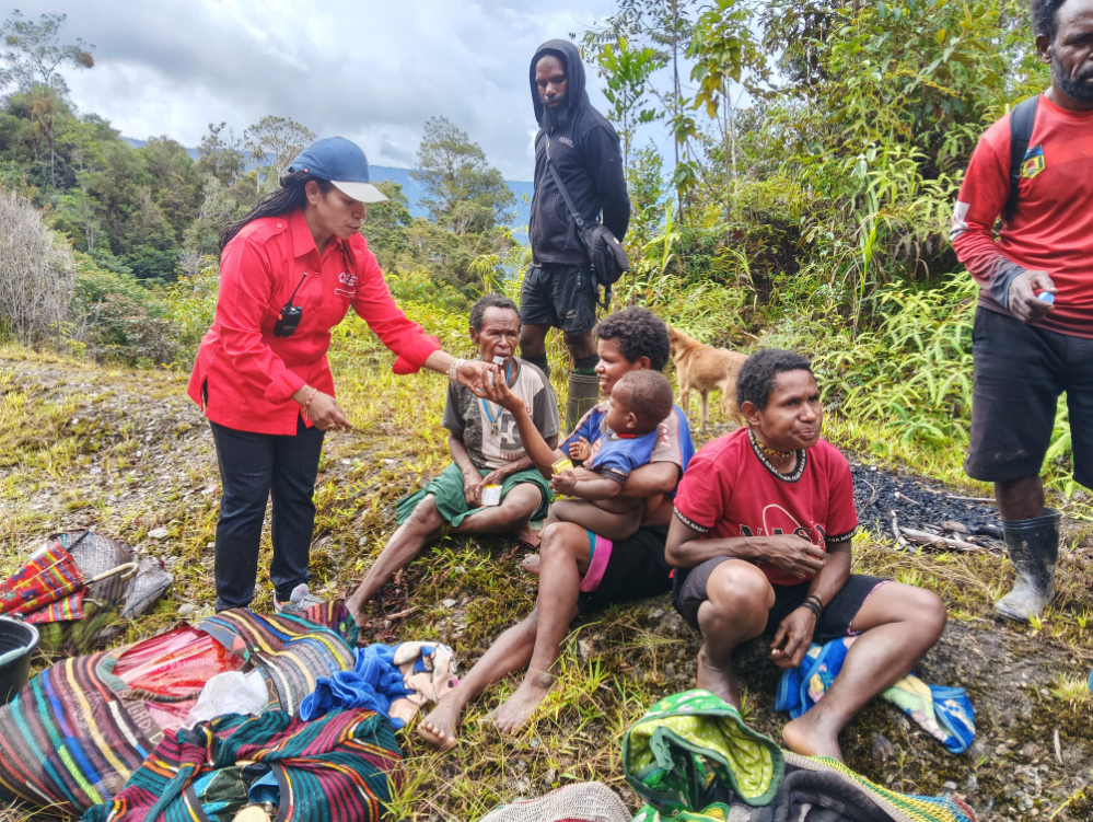 Menerobos Medan Berat, PMI Puncak dan Puncak Jaya Buka Posko  di Distrik Kembru layani ratusan Warga Pengungsi