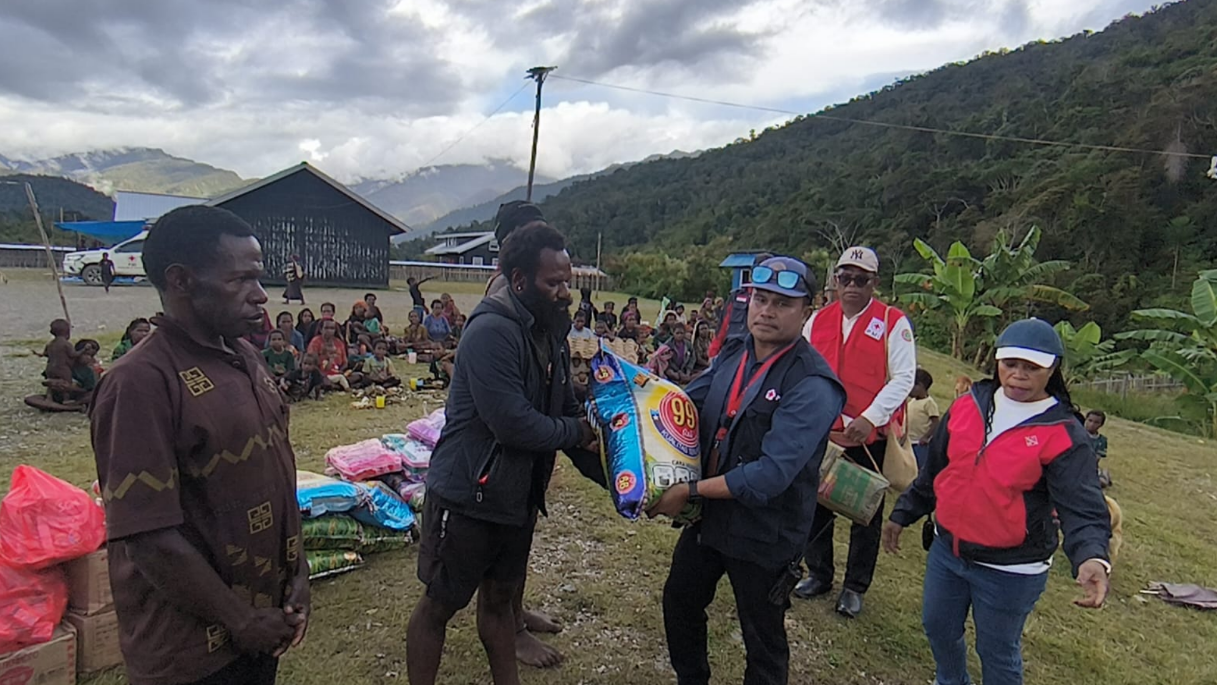 PMI Puncak dan Puncak Jaya Salurkan Bantuan Medis dan Evakuasi Jenazah di Tengah Dampak Konflik Militer