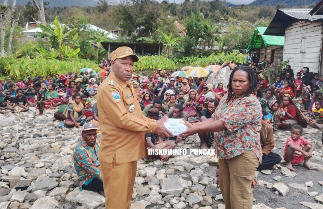 Distrik Yugumuak Salurkan Bansos BLT dan PKH kepada Masyarakat 10 Kampung