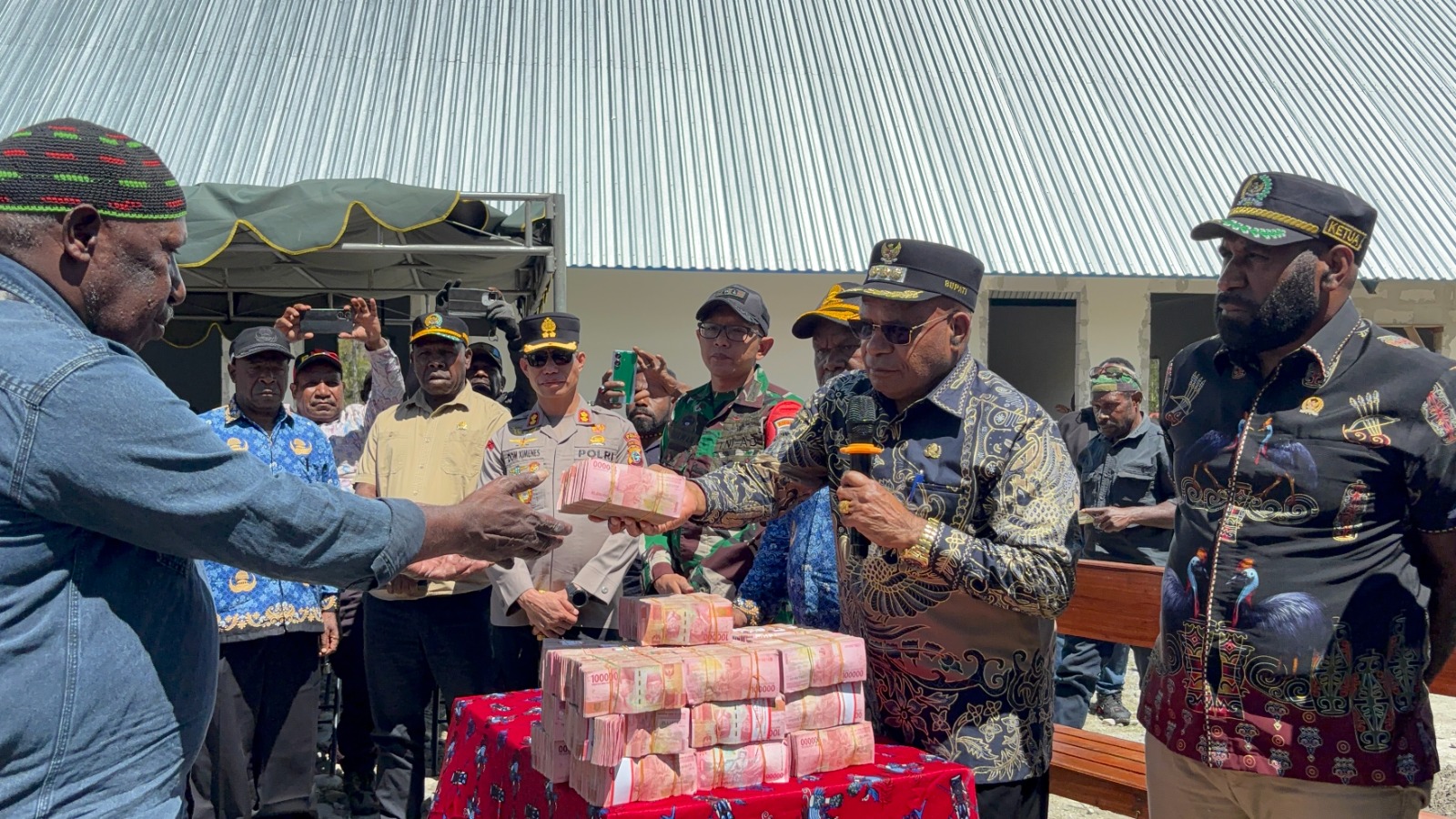 Pemkab Puncak Serahkan Hibah Rp 2 Miliar untuk Pembangunan Gereja Yordan Kago I