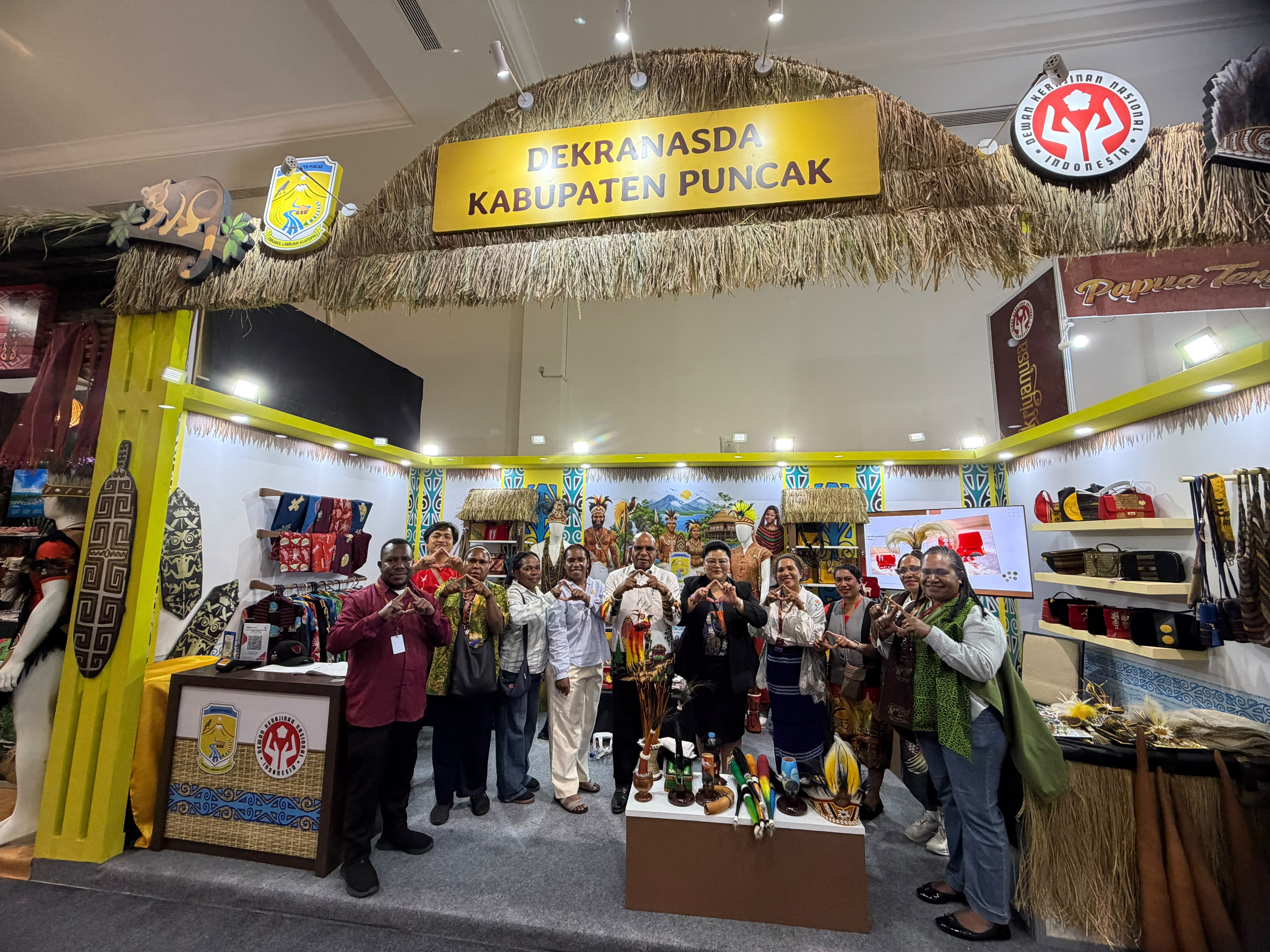 Ketua Dekranasda Puncak Tampilkan Busana Khas Puncak di Parade Krianusa 2026