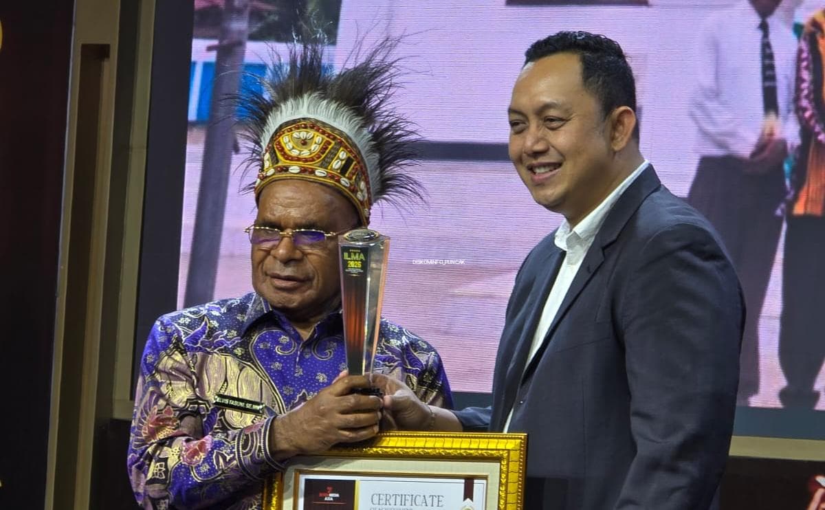 Bupati Puncak Elvis Tabuni Raih Penghargaan Pemimpin Terbaik dalam Resiliensi Krisis Dataran Tinggi dan Mitigasi Geo-Iklim Nasional