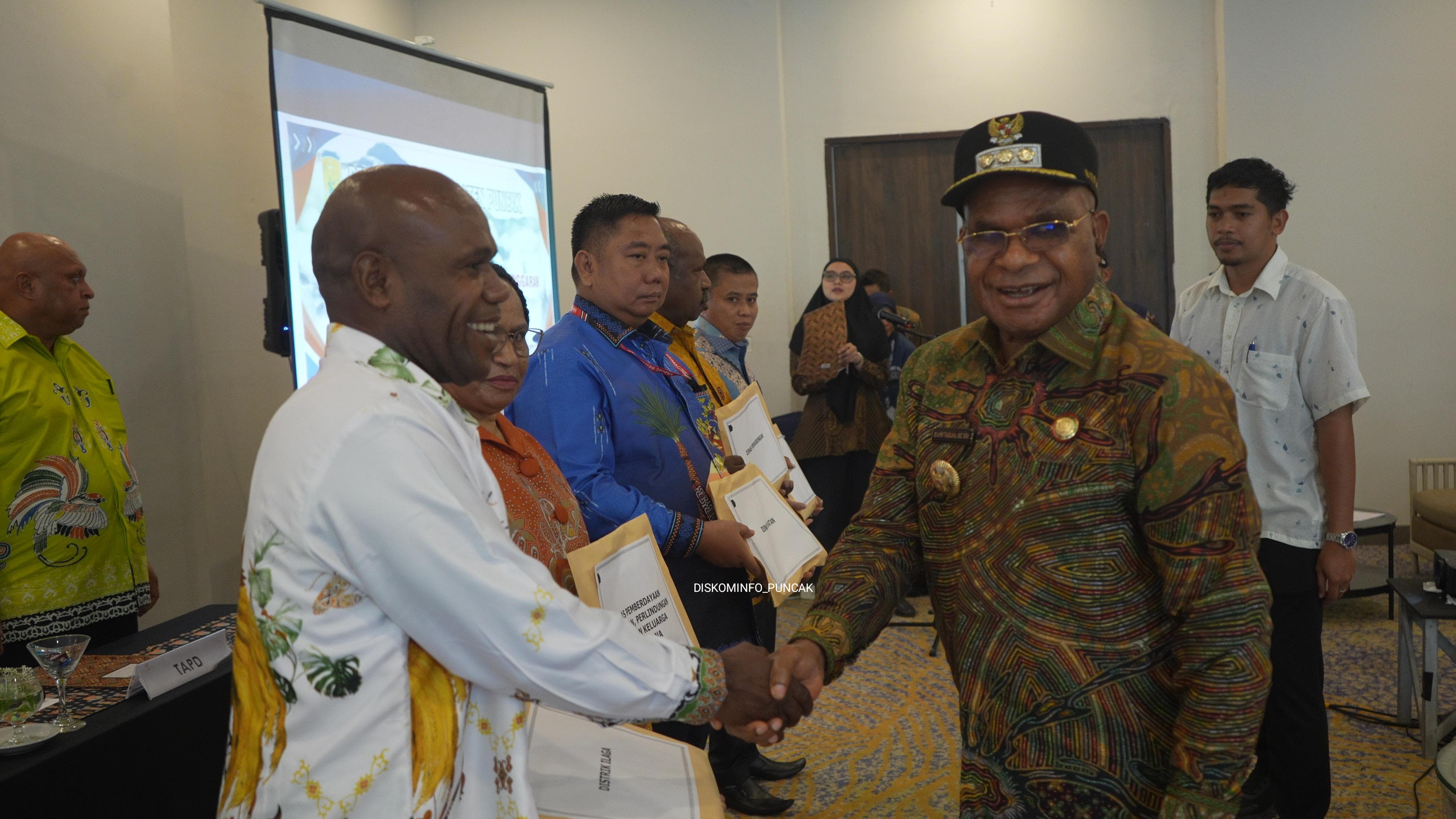 Bupati Puncak Serahkan DPA Perubahan 2026, Tekankan Kreativitas di Tengah Efisiensi Anggaran